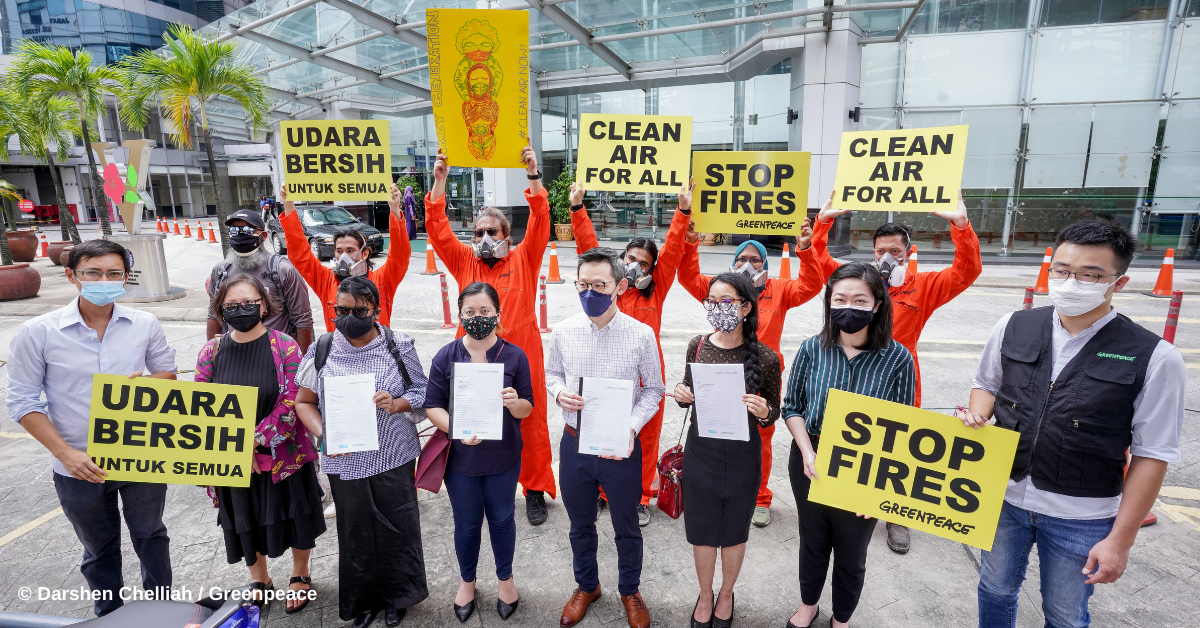 Submission of a complaint on haze pollution to the Human Rights Commission of Malaysia. © Darshen Chelliah   Greenpeace