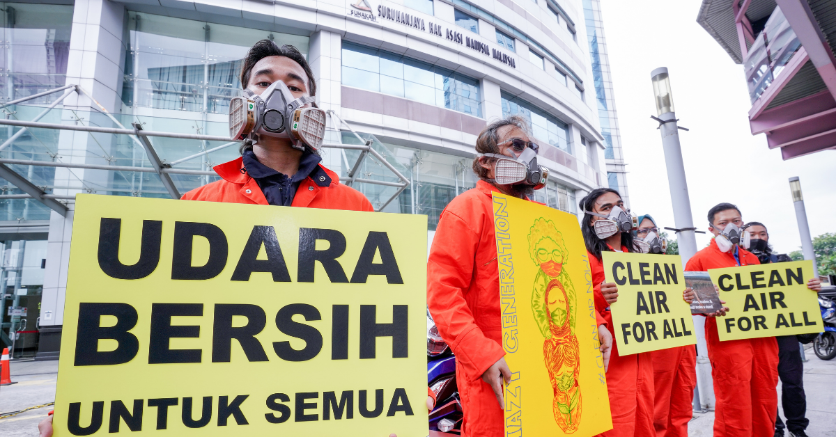 Submission of a complaint on haze pollution to the Human Rights Commission of Malaysia. Offline action with volunteers. © Darshen Chelliah   Greenpeace